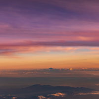 夕暮れの空に浮かぶ富士山のシルエットとグラデーション雲景の写真
