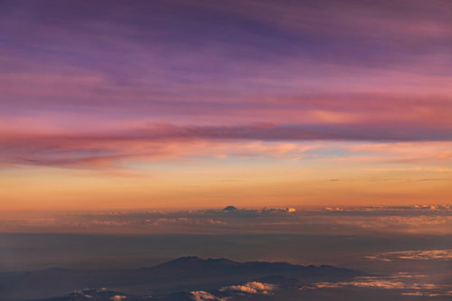 夕暮れの空に浮かぶ富士山のシルエットとグラデーション雲景