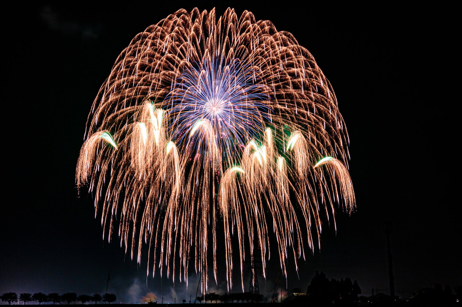 夜空に弾ける打ち上げ花火の光跡