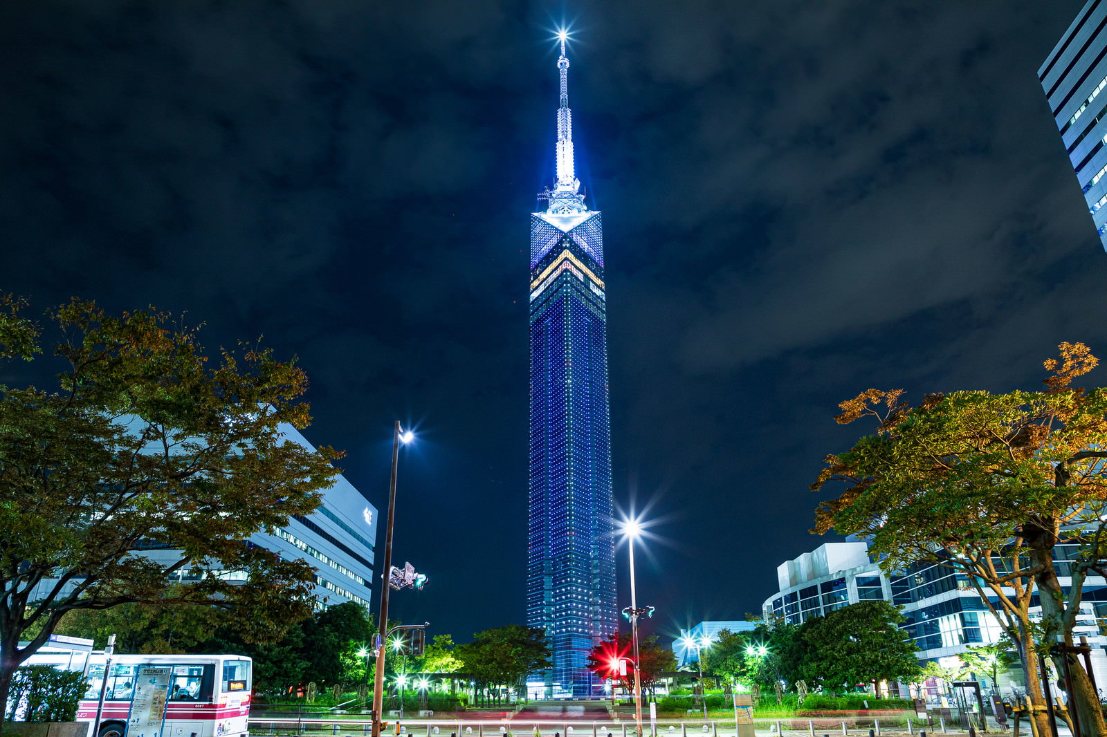 青い光でライトアップされた夜の福岡タワーと周辺の夜景