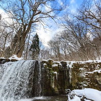 冬の奥入瀬渓流、凍りはじめの銚子大滝、結氷した岩壁と雪景色の写真