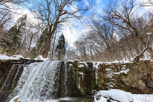 冬の奥入瀬渓流、凍りはじめの銚子大滝、結氷した岩壁と雪景色