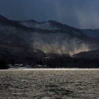 冬の十和田湖と雪化粧した山々、朝霧立つ湖畔の樹氷景色の写真