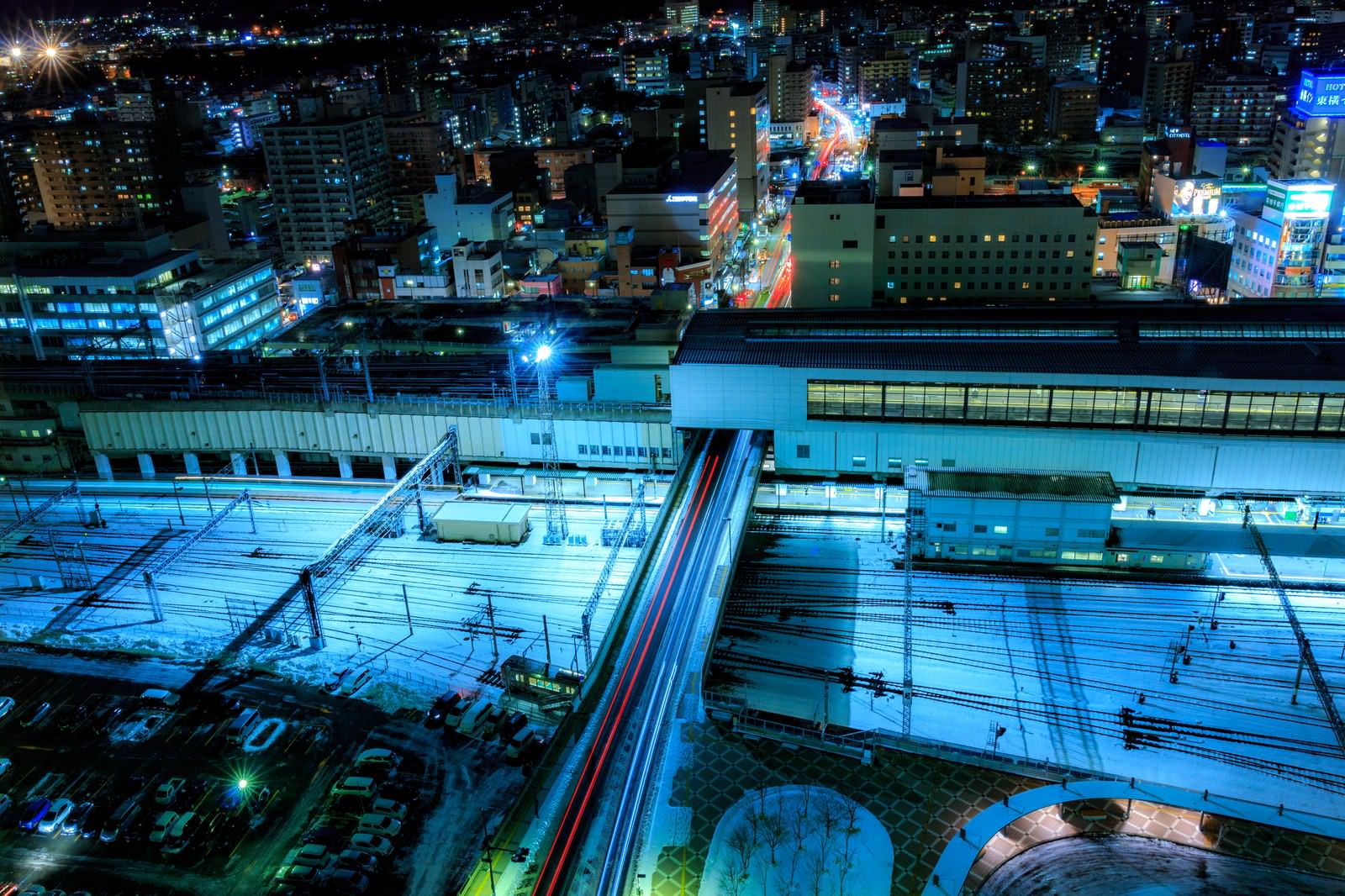 積雪に覆われた盛岡駅ホームと夜間の都市夜景