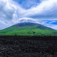 富士山の山頂にかかる笠雲の写真
