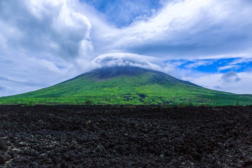 富士山の山頂にかかる笠雲
