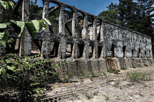 秋田の阿仁小沢鉱山跡に残るコンクリート石柱群