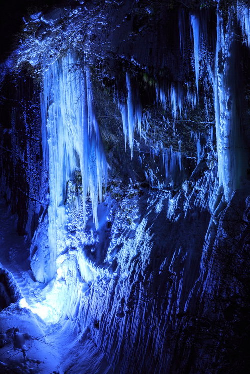 秋田小安峡の巨大つらら「しがっこ」青いライトアップ
