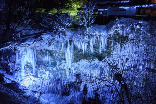 圧倒的なつらら群が青くライトアップされる秋田小安峡のしがっこ