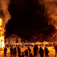 天筆焼き（太田の火まつり）の夜間の火柱と観衆の写真