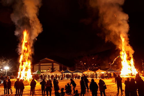 天筆焼き（太田の火まつり）の夜間の火柱と観衆