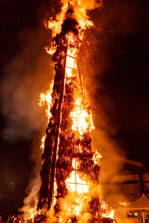 太田の火まつりで燃え上がる天筆焼きの炎と火柱