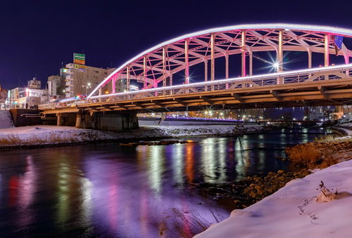盛岡の開運橋を紫やピンクで彩るライトアップ