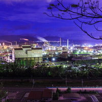 紫色の夜空に煌く室蘭の工場夜景と産業景観の写真