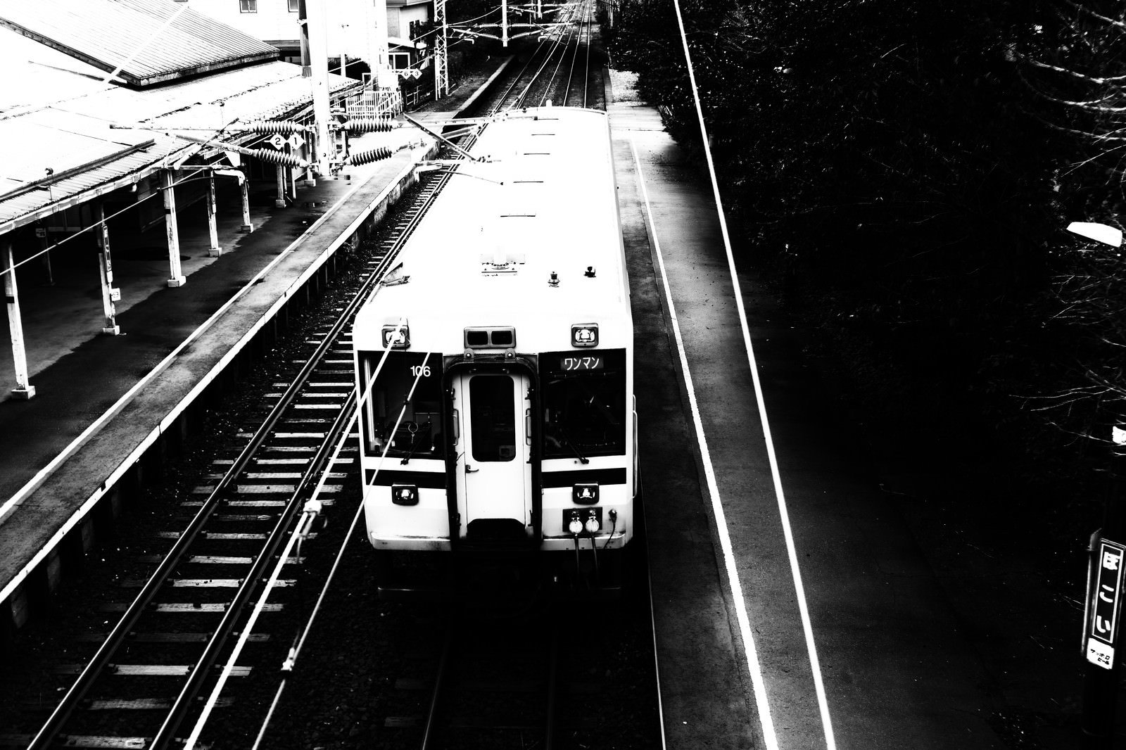 母恋駅のホームに停車しているローカル線の電車をモノクロで撮影