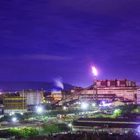 室蘭の製鉄所で煙突から立ち上る炎を拭く工場萌え夜景の写真