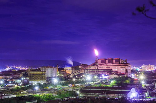 室蘭の製鉄所で煙突から立ち上る炎を拭く工場萌え夜景