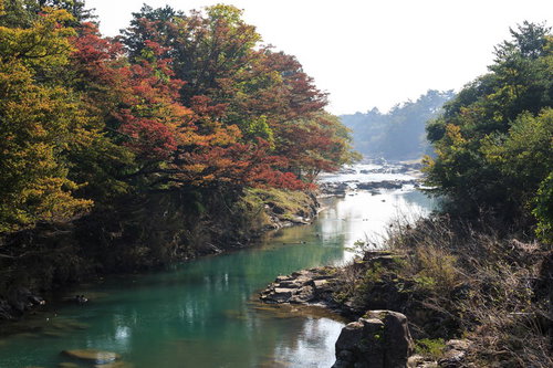 秋の一関厳美渓の清流と黄葉・紅葉に染まる渓谷風景