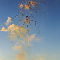 大曲の昼花火、空高く打ち上がるスターマインの写真
