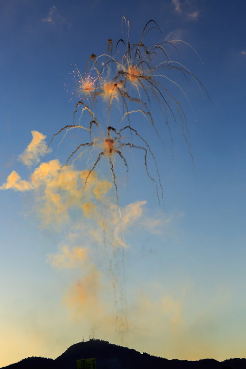 大曲の昼花火、空高く打ち上がるスターマイン