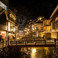 夜間にガス灯が灯る銀山温泉街の大正ロマンの写真