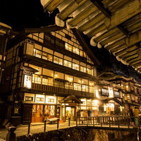 夜間ライトアップされた大正ロマンを感じさせる銀山温泉街の写真