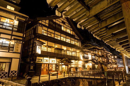 夜間ライトアップされた大正ロマンを感じさせる銀山温泉街