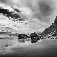 煙たなびく工場夜景の工業地帯、ライトアップされた夜間の製造プラントの写真