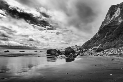煙たなびく工場夜景の工業地帯、ライトアップされた夜間の製造プラント