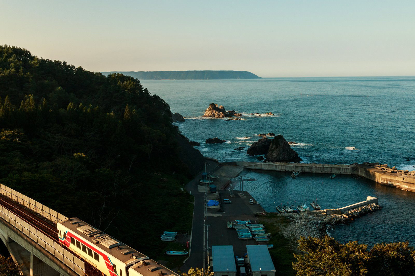 高架橋を走る三陸鉄道と夕暮れの海岸