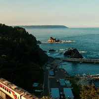 北リアス線の三陸鉄道が走る海岸沿いの夕暮れの写真