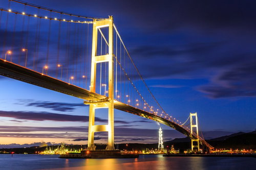 夜間にライトアップされた室蘭白鳥大橋の夜景