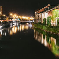 小樽東運河の夜景、街灯が水面に映る夜間風景の写真