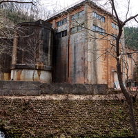 秋田県の古遠部鉱山、荒廃した建物跡と鉱業遺構の写真