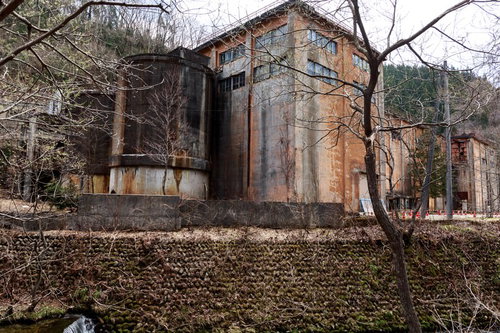 秋田県の古遠部鉱山、荒廃した建物跡と鉱業遺構