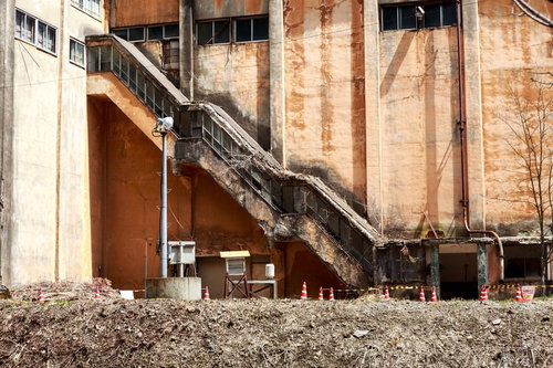 古遠部鉱山の朽ちた昇降口と錆びた金属階段