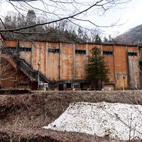 秋田県古遠部鉱山跡の廃墟建物、錆び朽ちたコンクリート造鉱山施設の写真
