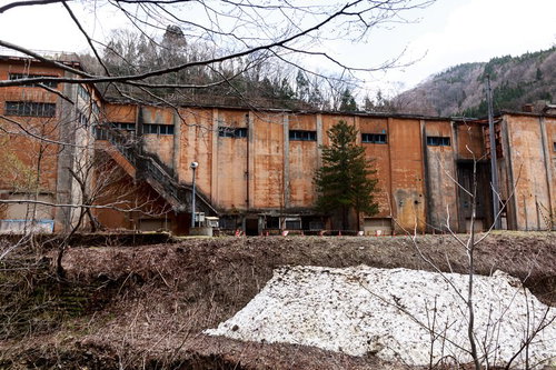 秋田県古遠部鉱山跡の廃墟建物、錆び朽ちたコンクリート造鉱山施設