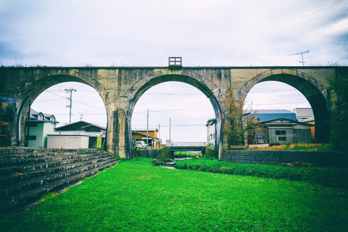 大間鉄道廃線跡に残る石造りのめがね橋と周辺風景