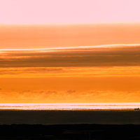日本海に沈む夕焼けの情景の写真