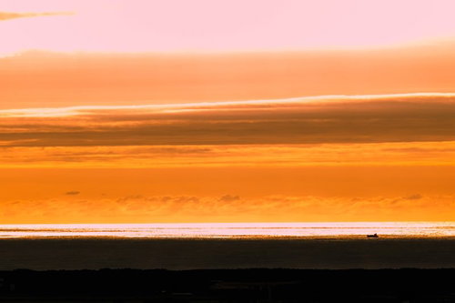 日本海に沈む夕焼けの情景