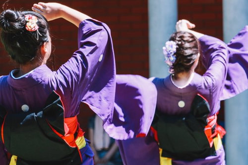角館のおやま囃子で踊る着物姿の女性たちの伝統芸能