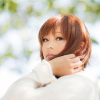 首元に手を当てて振り返る女性の写真