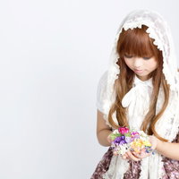 カラフルな花束を持つ白いベールの女性の写真