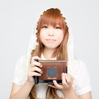ピンホールカメラを持ったゆるふわ少女の写真