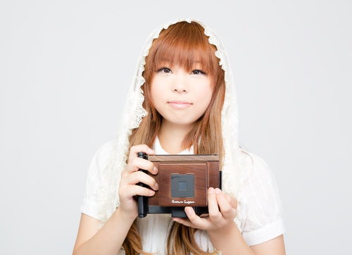 ピンホールカメラを持ったゆるふわ少女