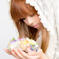 ベールをかぶり花束を持つ女性の写真