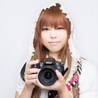 一眼レフを持つゆるふわな女の子の写真