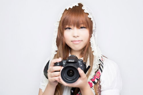 一眼レフを持つゆるふわな女の子