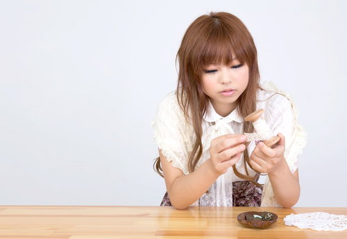 レース編みの手芸に取り組む女性